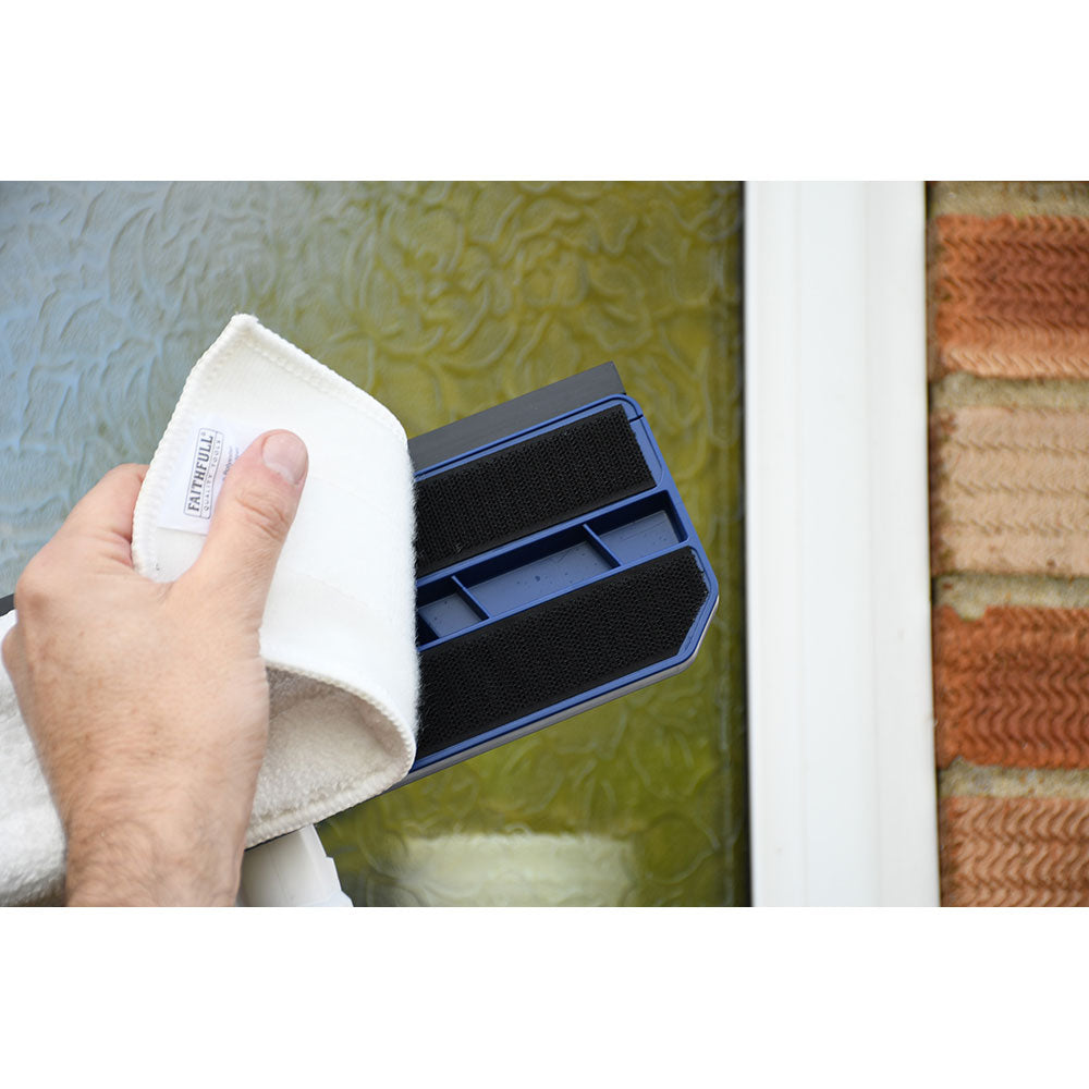 Faithfull Window Cleaning Mop Spare Pad attached to mop head cleaning a window frame - imagen 2