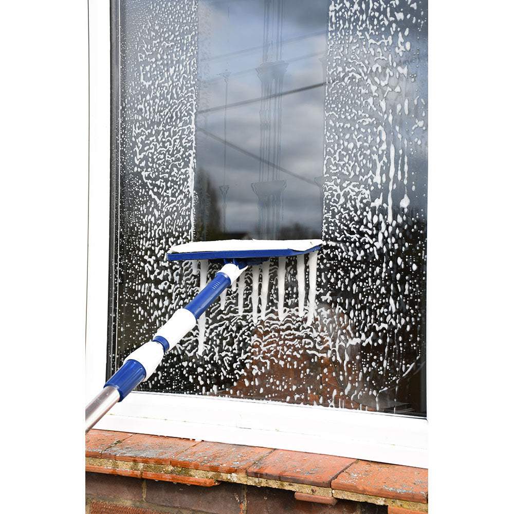 Faithfull Water Flow Window Cleaning Mop cleaning a window - imagen 4