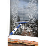 Faithfull Water Flow Window Cleaning Mop cleaning a window - imagen 4