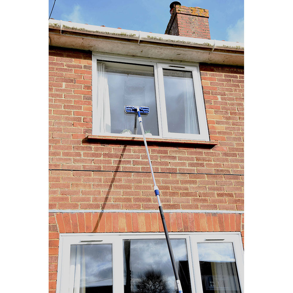 Faithfull Water Flow Telescopic Extension Pole cleaning a second-storey window - imagen 10