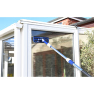 Faithfull Water Flow Telescopic Extension Pole cleaning a conservatory window - imagen 4