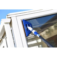 Faithfull Water Flow Cleaning Brush cleaning a window frame - imagen 6