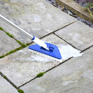 Faithfull Water Flow Cleaning Brush cleaning an outdoor tiled floor - imagen 13