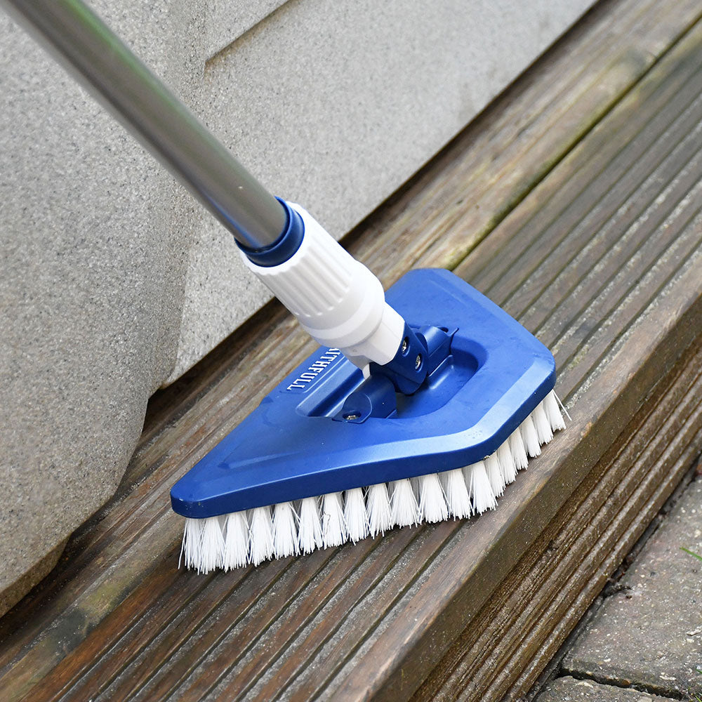 Faithfull Water Flow Cleaning Brush cleaning a wooden deck - imagen 14
