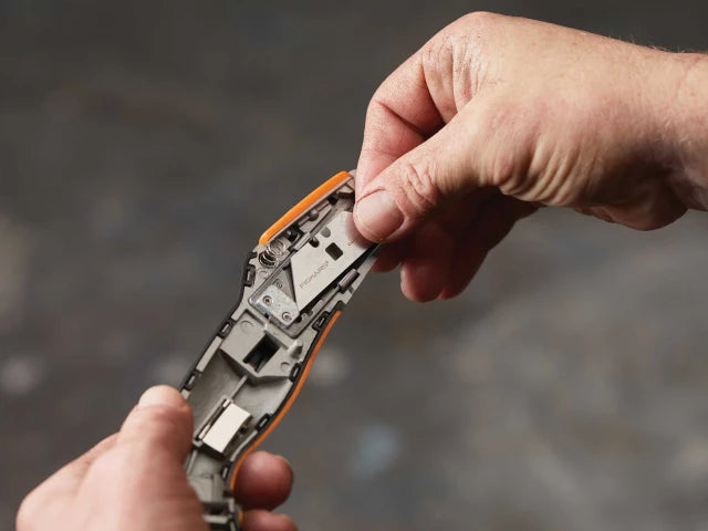 Fiskars CarbonMax Retractable Utility Knife – – Now available at MTN Shop UK. - imagen 5