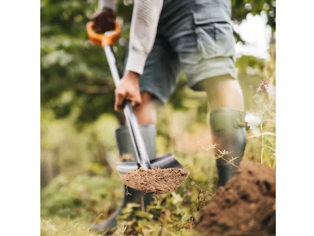 Fiskars Solid™ Metal Pointed Spade – – Now available at MTN Shop UK. - imagen 3