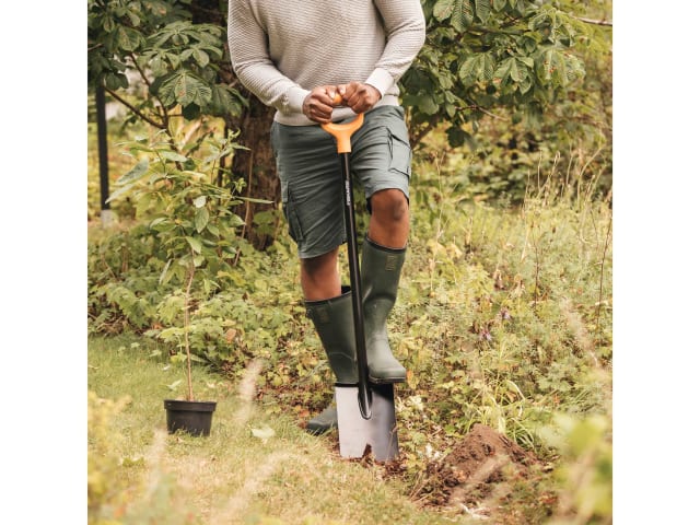 Fiskars Solid™ Metal Rounded Spade – – Now available at MTN Shop UK. - imagen 3