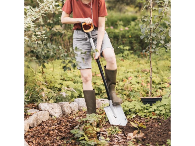 Fiskars Xact™ Pointed Spade – – Now available at MTN Shop UK. - imagen 2