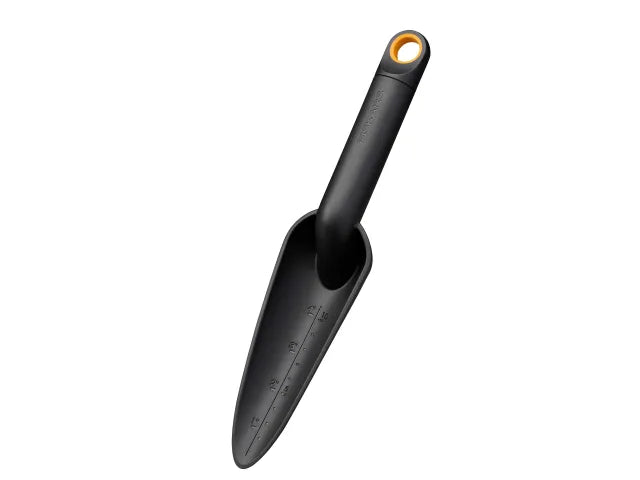 Fiskars Solid™ Transplanter – – Now available at MTN Shop UK. - imagen 2