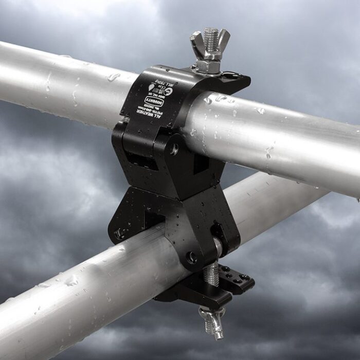Doughty All Weather Swivel Coupler - Heavy-duty black aluminum pipe clamp in rain. - imagen 3