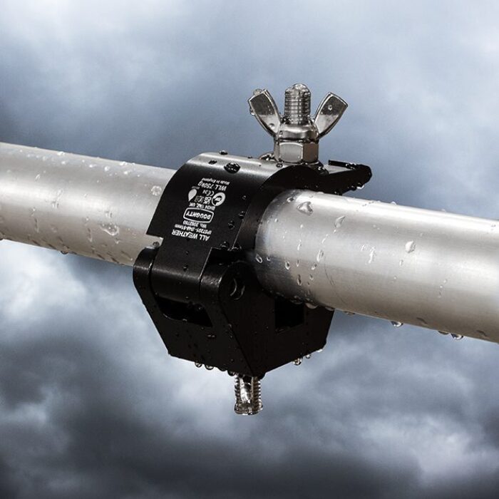 Doughty All Weather Hook Clamp - Heavy-duty truss clamp securing metal pipe in rain. - imagen 4