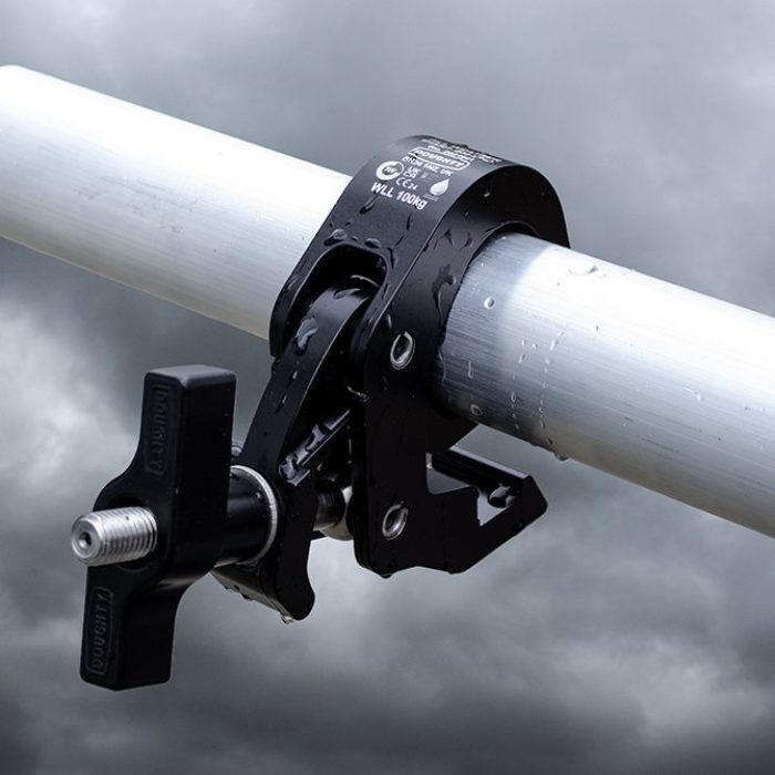 Doughty All Weather Slimline Quick Trigger Clamp - Heavy-duty black pipe clamp with water droplets. - imagen 3