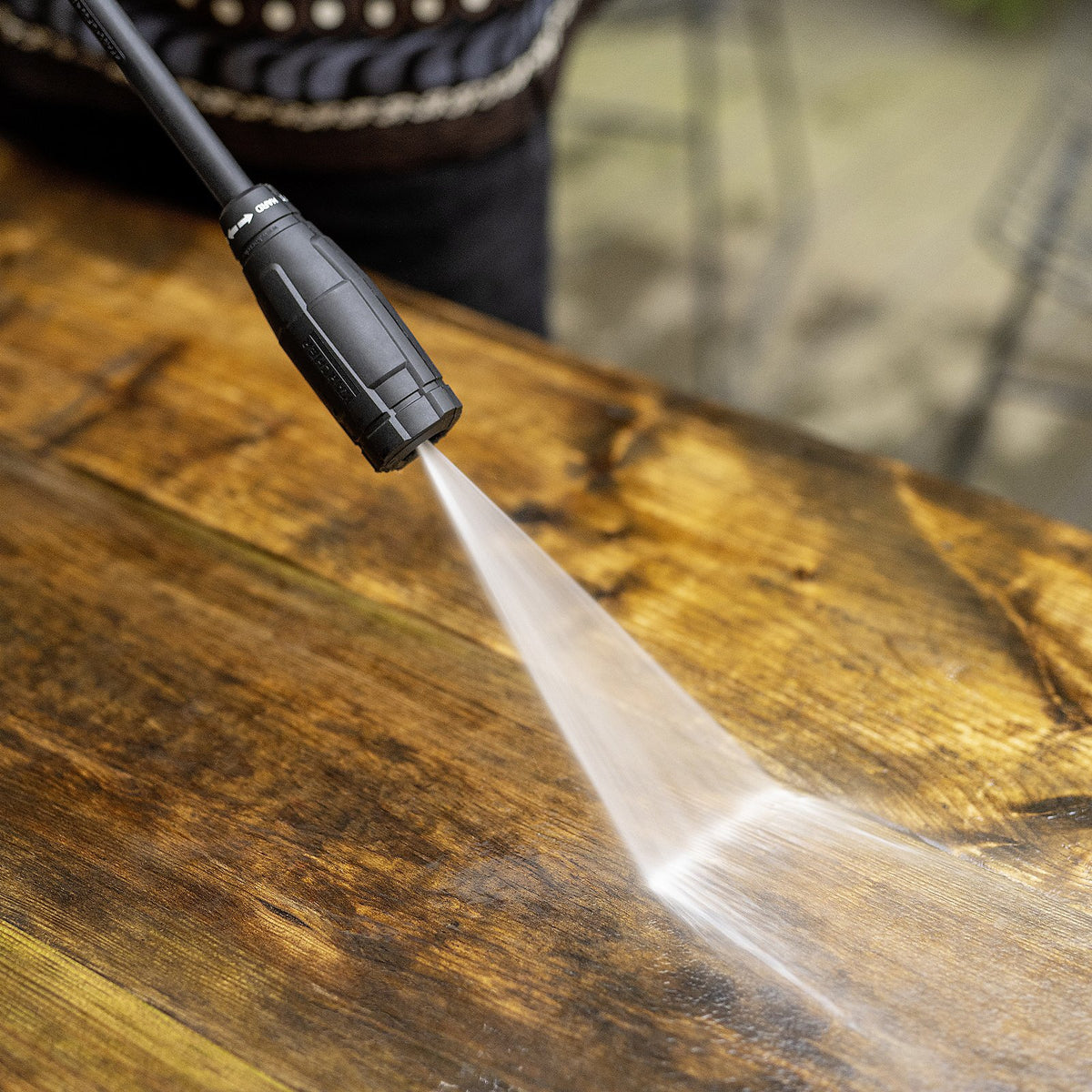 Karcher - K Silent Black Edition Pressure Washer 130 bar 240V - High-pressure power washer cleaning wooden surface. - imagen 7