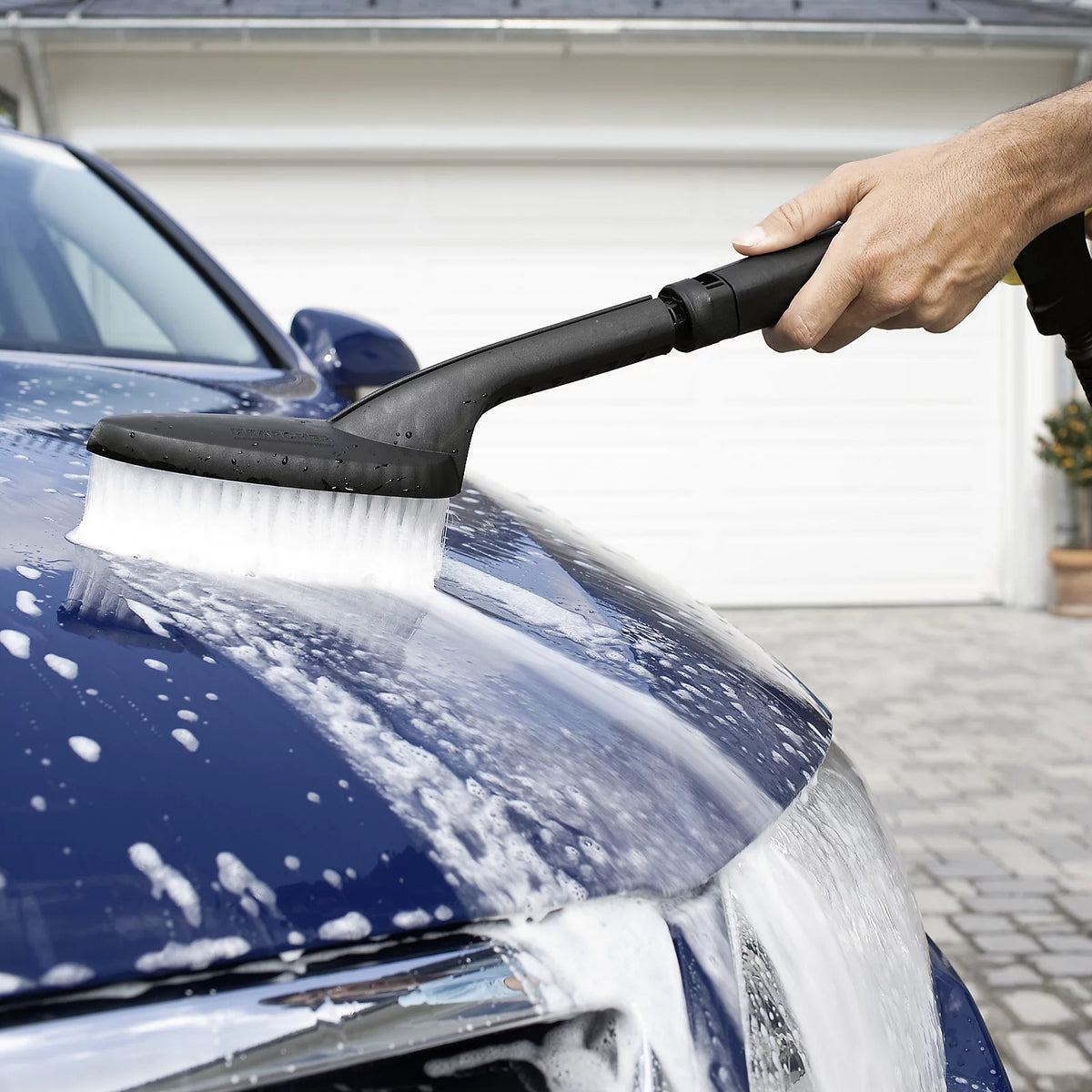 Karcher - K Silent Black Edition Pressure Washer 130 bar 240V - Car cleaning brush scrubbing soapy vehicle surface. - imagen 6