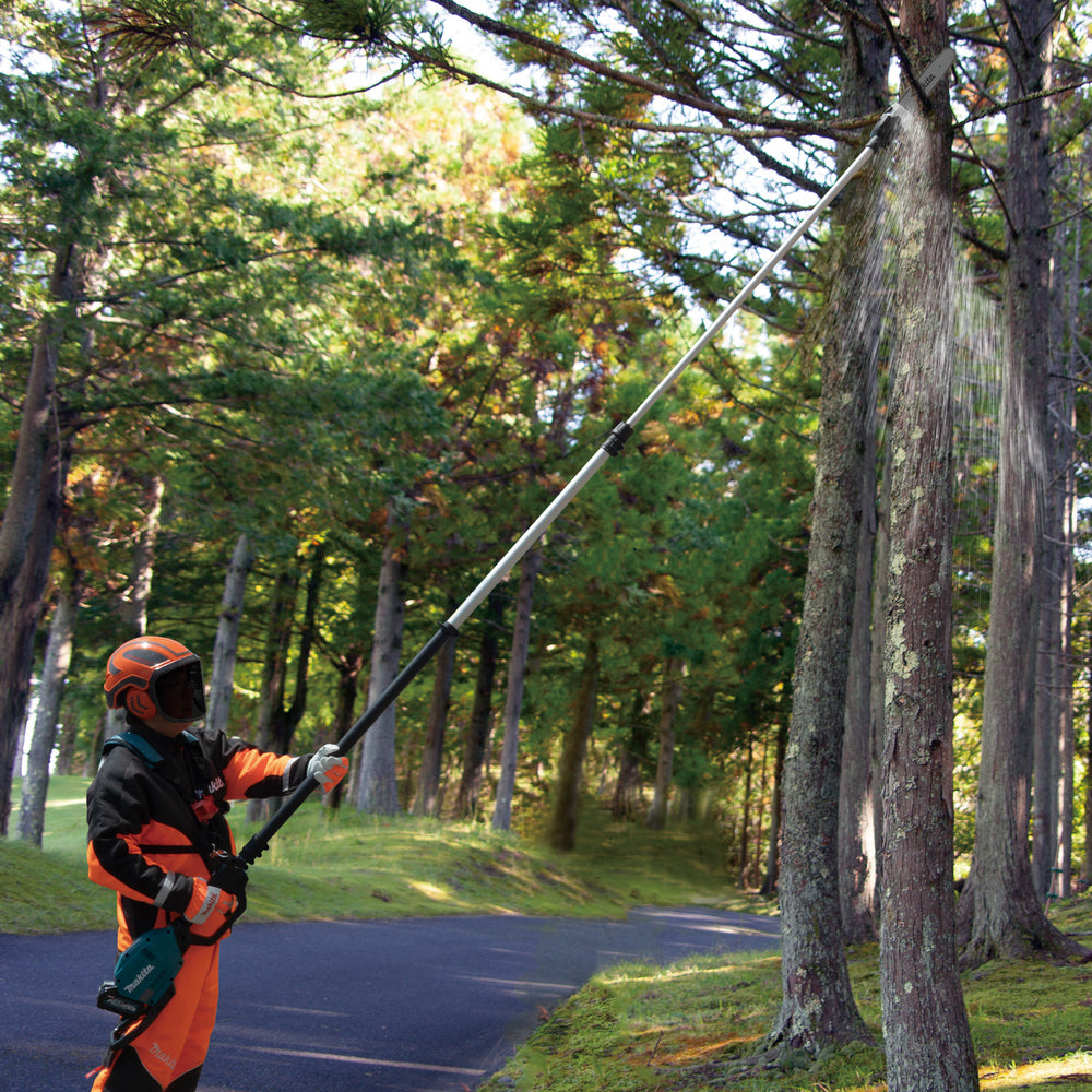 Makita - Makita UA004GZ XGT® 40Vmax Telescopic Pole Saw 40V Bare Unit - Cordless pole saw trimming tree branches in forest. - imagen 6