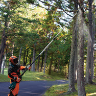 Makita - Makita UA004GZ XGT® 40Vmax Telescopic Pole Saw 40V Bare Unit - Cordless pole saw trimming tree branches in forest. - imagen 6