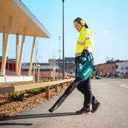 Makita - Makita UB001GZ XGT® 40Vmax BL Blower 40V Bare Unit - Makita cordless leaf blower, outdoor use, high-visibility jacket. - imagen 5