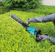 Makita - Makita UH014GZ XGT® 40Vmax Hedge Trimmer 40V Bare Unit - Cordless hedge trimmer cutting green shrubs efficiently. - imagen 7