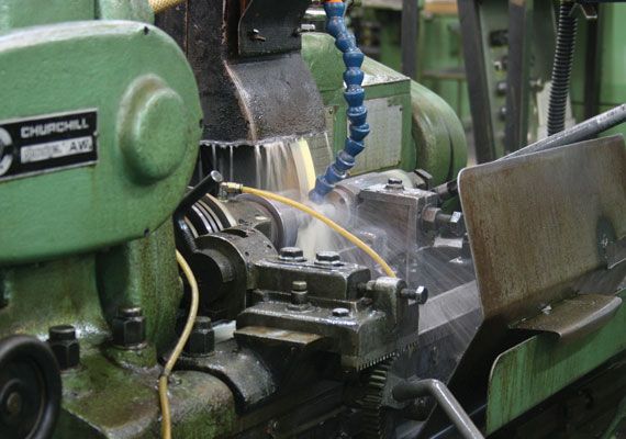 Pennine Water Soluble Metalworking Fluids Ultrasol X-535 – Hydraulic Oil 32, 46 and 68 Pennine Hydraulic Oils have been developed for use in most hydraulic power and control systems. – Now available at MTN Shop UK. - imagen 2