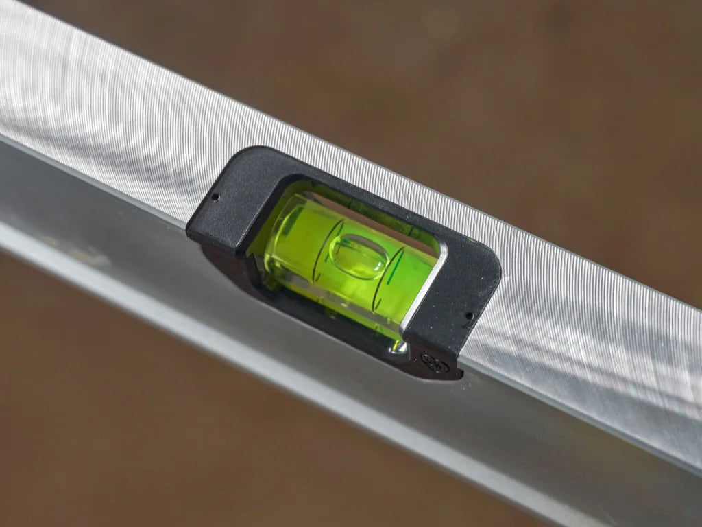Level tool with a green bubble on a metallic surface - imagen 5