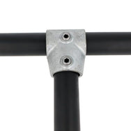 Doughty Pipeclamp Angled Single Socket Tee 4-10 Degree - Black metal pipe connector with silver joint fittings. - imagen 2
