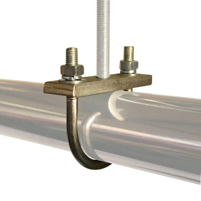 Metal U-bolt clamp securing a silver barrel pipe with a vertical threaded rod for rigging suspension. - imagen 2