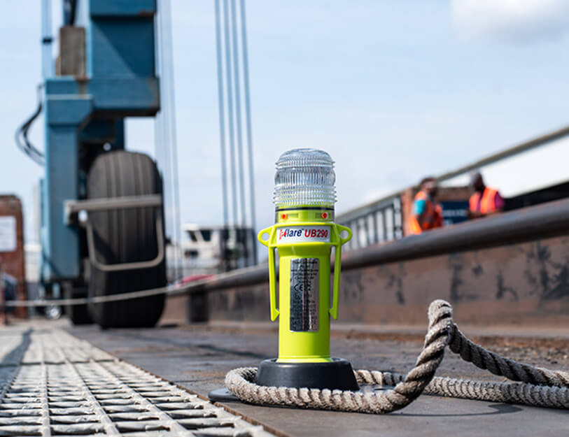 Eflare UB290 Series LED Safety Beacon positioned on a dockside platform with a worker in the background - imagen 5
