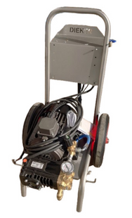 Pressure washer with visible branding on a white background - imagen 2