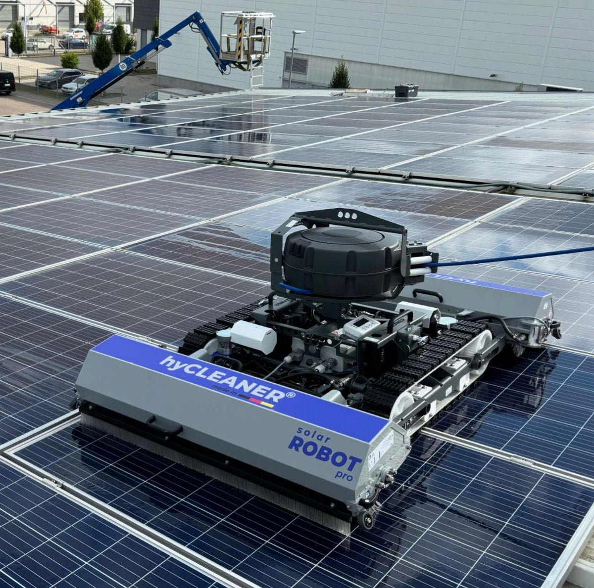 Solar robot cleaning system on a solar panel roof - imagen 10