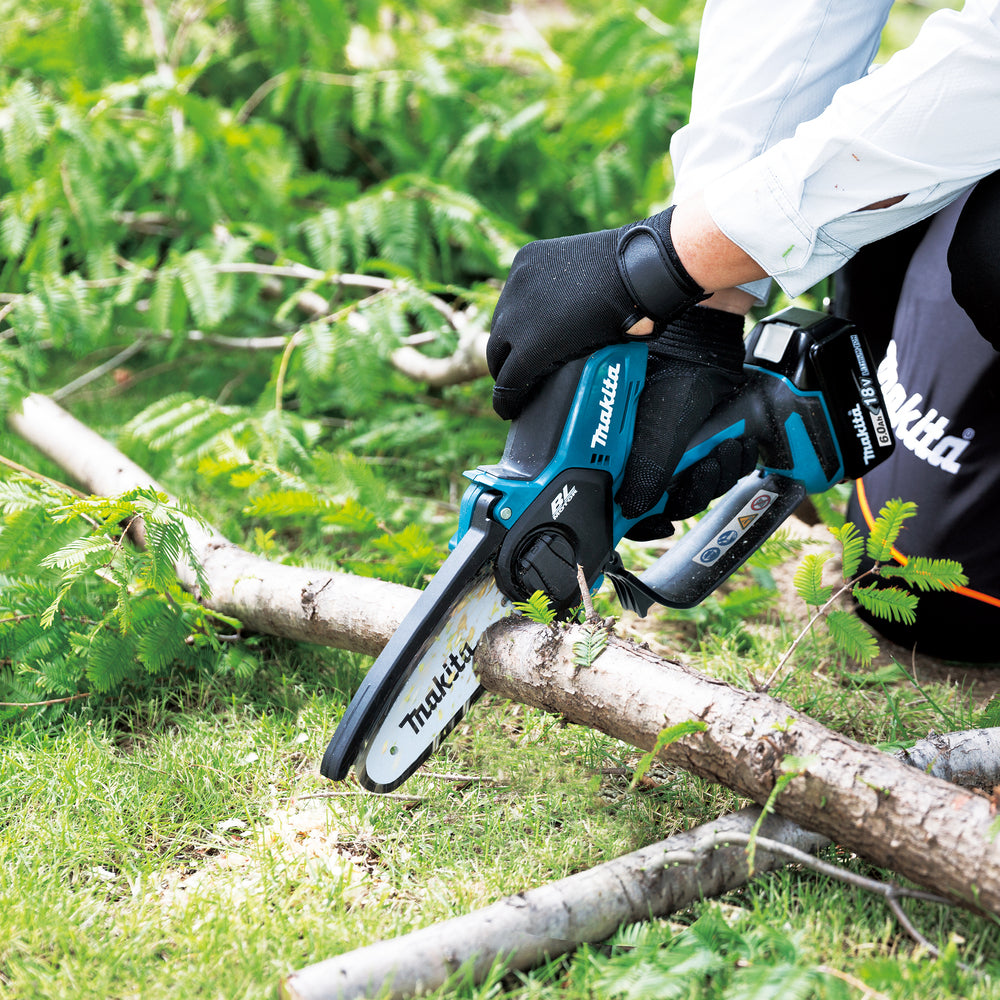 Makita - Makita DUC150Z LXT Pruning Saw 18V Bare Unit - Cordless chainsaw cutting tree branch in garden. - imagen 3