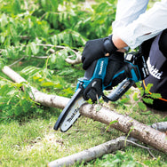 Makita - Makita DUC150Z LXT Pruning Saw 18V Bare Unit - Cordless chainsaw cutting tree branch in garden. - imagen 3
