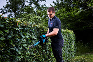 Makita - Makita DUH601RT BL LXT Hedge Trimmer 18V 1 x 5.0Ah Li-ion - Electric hedge trimmer in use for garden maintenance. - imagen 4
