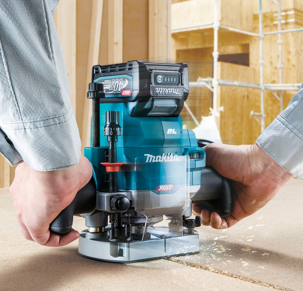 Makita - Makita RP001GZ02 XGT® 40Vmax BL 1/2in Router 40V Bare Unit - Cordless router tool with 40V battery in action. - imagen 2