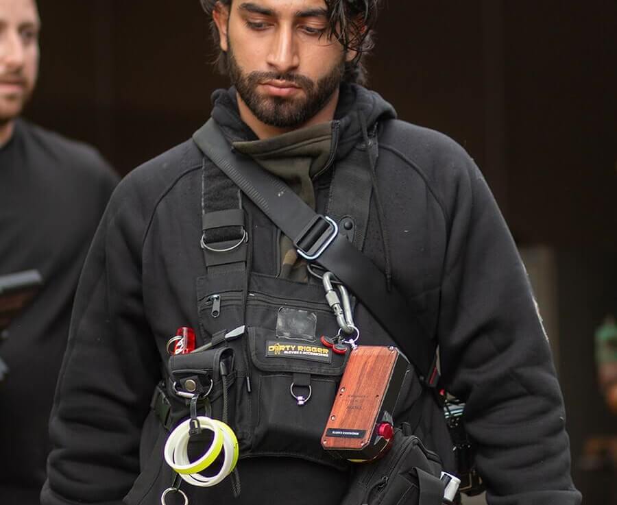 Dirty Rigger Chest Rig Bag with LED – Dirty Rigger's LED Chest Rig is a chest tool bag with a built-in 15 lumen LED light. Comfort straps secure chest tool bag to your body and is water resistant. – Now available at MTN Shop UK. - imagen 6
