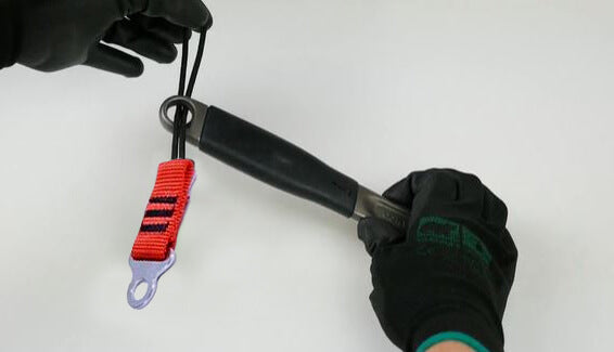 Stronghold Tether Cinch Loop (Pack of 2) – The Tether Cinch Look is the no-fuss option – create a tether point on any tool with a captive hole or handle. – Now available at MTN Shop UK. - imagen 4