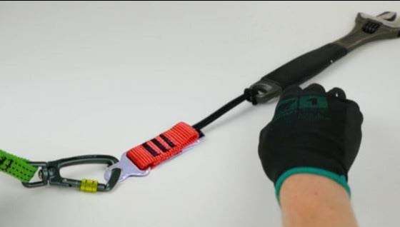 Stronghold Tether Cinch Loop (Pack of 2) – The Tether Cinch Look is the no-fuss option – create a tether point on any tool with a captive hole or handle. – Now available at MTN Shop UK. - imagen 6